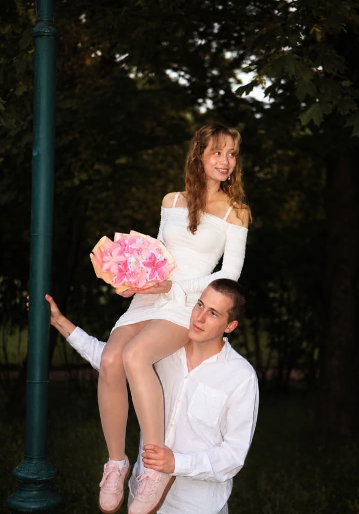 Счастливая пара с букетом Soft Flowers
